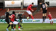 Tim Heike (hier beim Kopfballversuch) versetzte die Cottbus in der fünften Minute der Nachspielzeit in Ekstase.