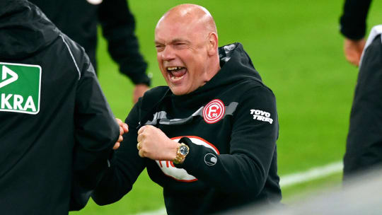 Fortuna Düsseldorfs Trainer Uwe Rösler jubelt über den Sieg gegen den KSC.