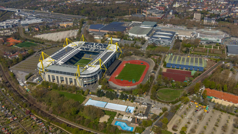 Schauplatz Dortmund: Links der Signal Iduna Park, daneben das Stadion "Rote Erde".