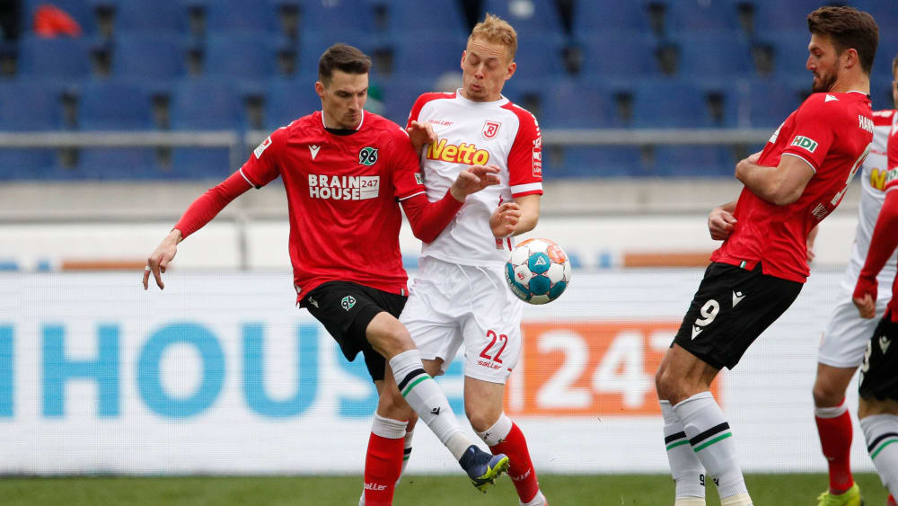 Sebastian Stolze (li.) glich für Hannover zum 1:1 aus.