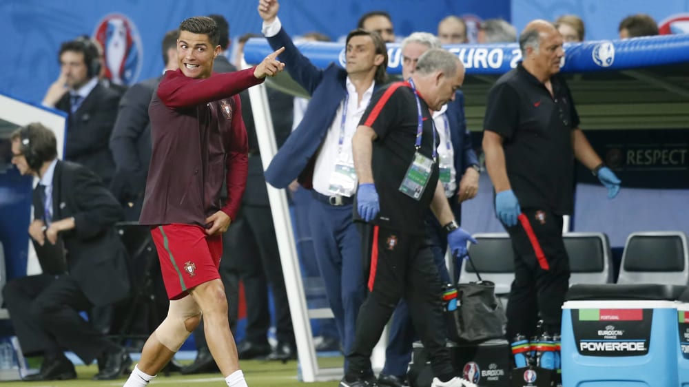 Knie kaputt? Dann eben Motivator: Cristiano Ronaldo beim EM-Finale 2016.