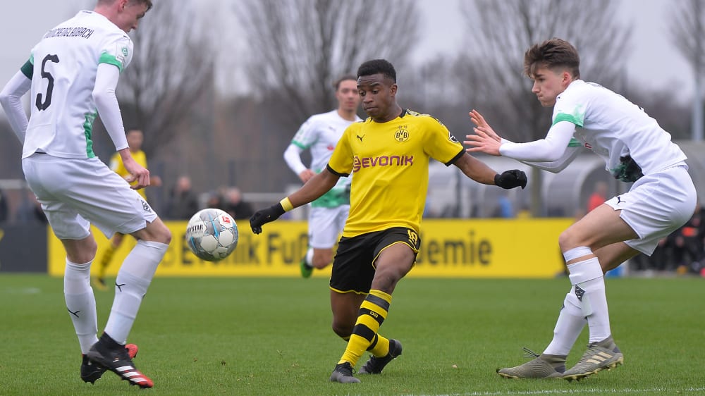 Nat&#252;rlich im Blickpunkt: Dortmunds Youssoufa Moukoko im Spiel gegen Gladbach im Februar.