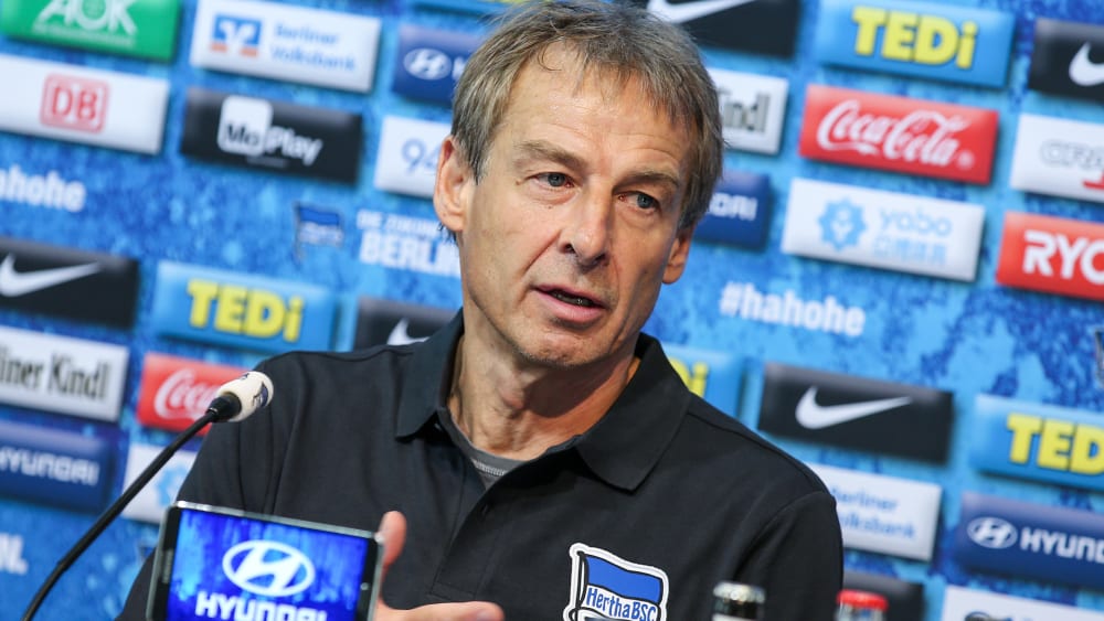 Der neue Trainer J&#252;rgen Klinsmann auf der Spieltags-Pressekonferenz von Hertha BSC.