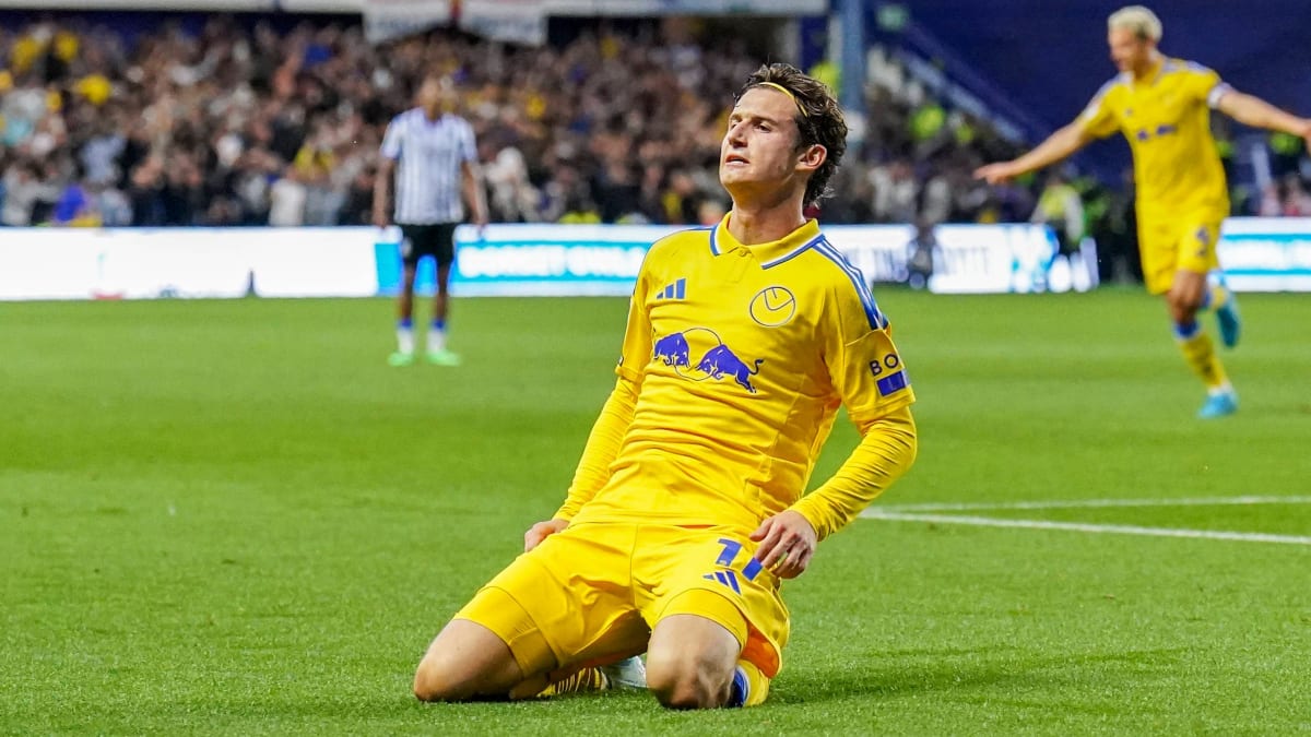Former Union player Aaronson starts long-awaited Leeds treble