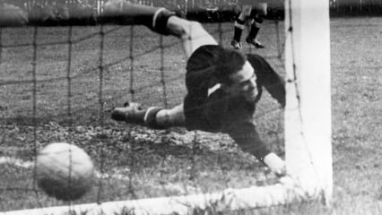 Der Moment des Einschlags: Ungarns Torhüter Gyula Grosics versucht erfolglos, den Treffer von Helmut Rahn zum 3:2 Endstand im WM-Finale 1954 zu verhindern.