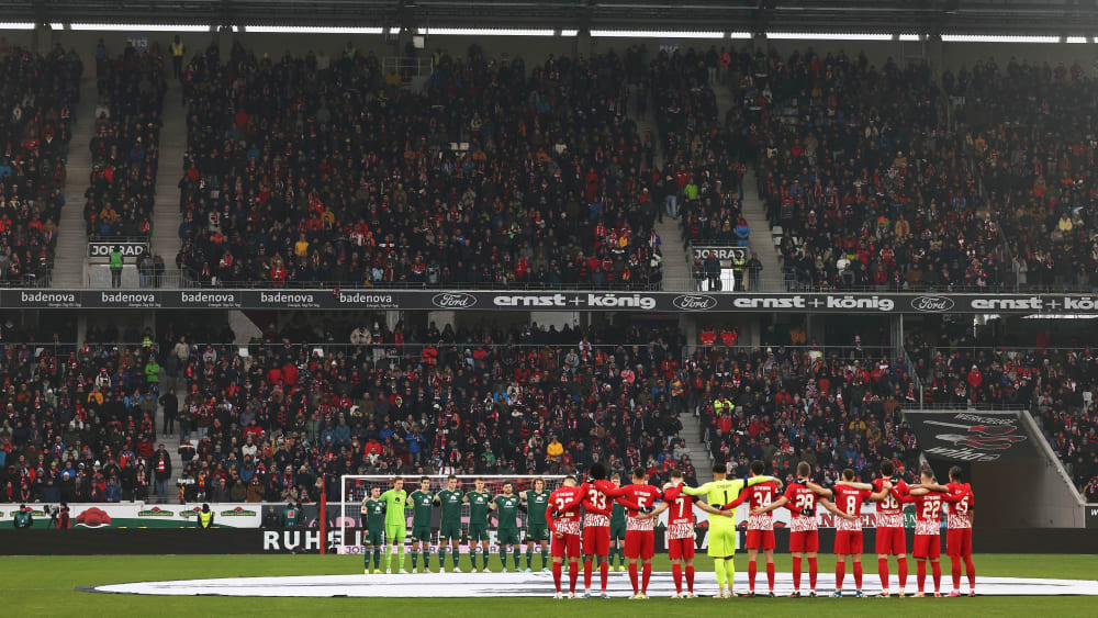 In allen Bundesliga-Stadien gab es vor Anpfiff eine Schweigeminute in Gedenken an den Kaiser Franz Beckenbauer.
