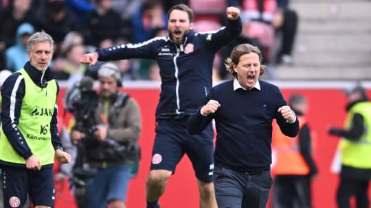 Pure Freude nach dem 2:0-Sieg gegen Bochum: Mainz-Coach Bo Henriksen (re.).