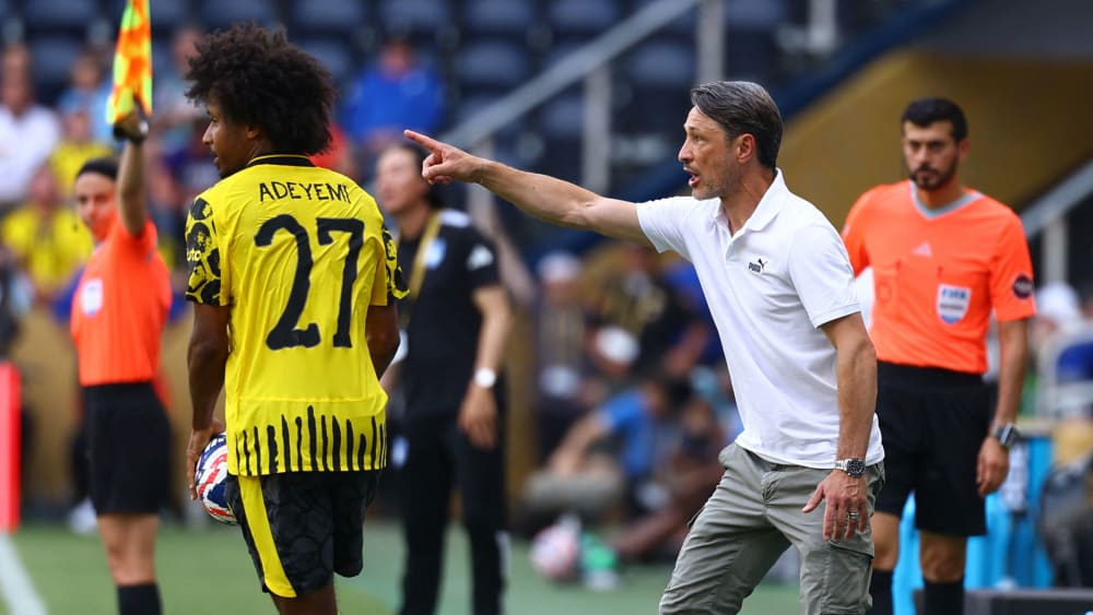 Karim Adeyemi (li.) und BVB-Coach Niko Kovac bei der Partie gegen Ulsan bei der Klub-WM.