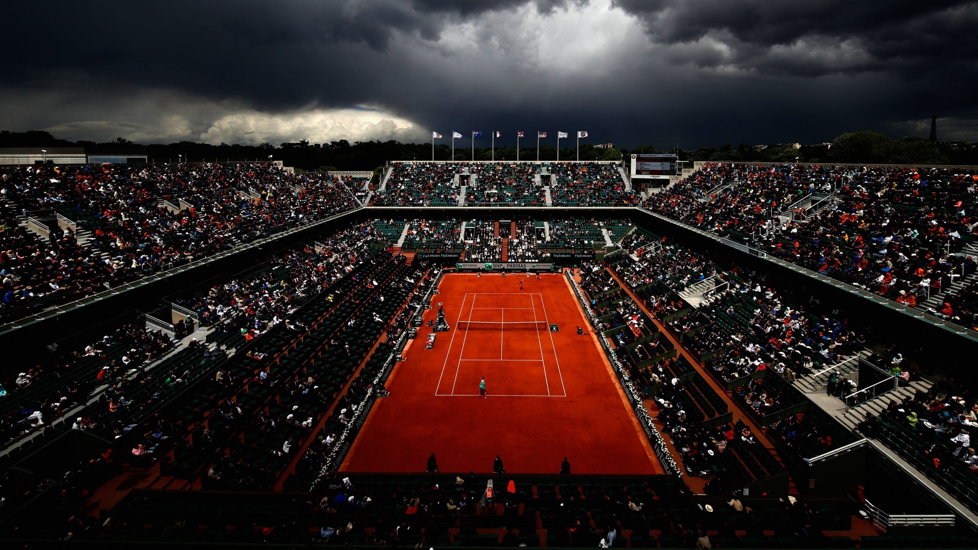Kapazität Court Suzanne Lenglen: 15.000, Kapazität Stade Roland Garros: 34.000; Sportarten: Boxen (Court Suzanne Lenglen), Tennis (Stade Roland Garros)
