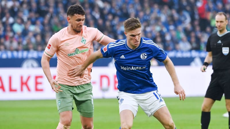 Marius Bülter (FC Schalke 04), Milos Veljkovic (Werder Bremen), v.re. 29.04.2023, Fussball GER, Sais