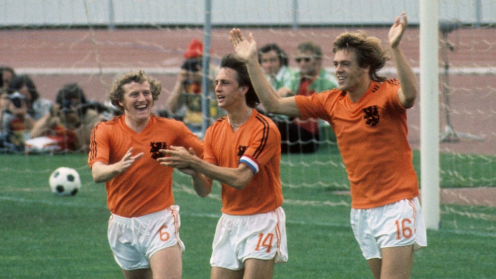 Die niederländische Nationalmannschaft um Wim Jansen, Johan Cruyff und Johnny Rep (v. li.) beeindruckte mit ihrem "Voetbal totaal".