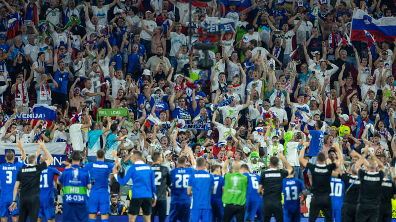 Football - UEFA EURO, EM, Europameisterschaft,Fussball 2024 - Group C - England v Slovenia COLOGNE, GERMANY - Tuesday, June 25, 2024: Slovenia supporters and players celebrate after the UEFA Euro 2024 Group C match between England and Slovenia at the Müngersdorfer Stadium. The game finished in a goal-less draw. (Photo by David Rawcliffe Propaganda) COLOGNE Müngersdorfer Stadium NORTH RHINE-WESTPHALIA GERMANY PUBLICATIONxNOTxINxUK Copyright: xDavidxRawcliffex P2024-06-25-England_Slovenia-88