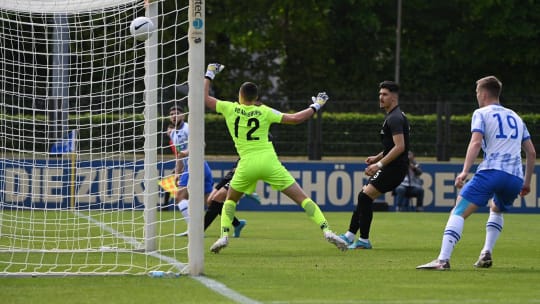 Blitztor in Berlin: Teoman Gündüz (hinten links) trifft zum 1:0.