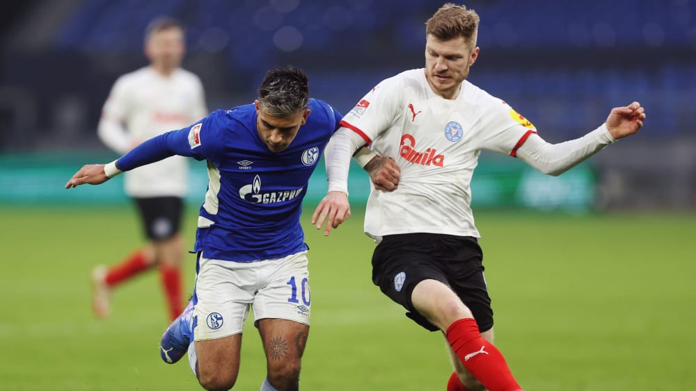 Duell auf Augenhöhe: Schalkes Rodrigo Salazar (li.) gegen Kiels Alexander Mühling.