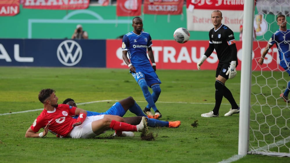 Der große Moment: Joker Mustafa drückt den Ball zum 2:1-Siegtreffer über die Linie.