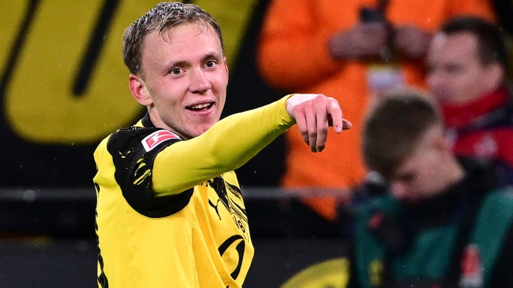 Darts-Fan und Dortmund-Angreifer Maximilian Beier beim Jubel über seinen Lucky Punch gegen den 1. FC Köln.