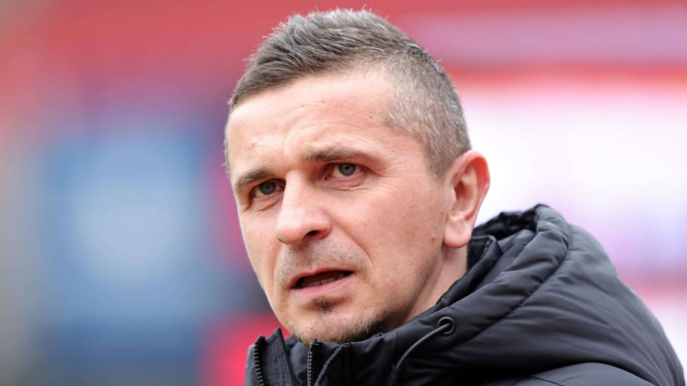 Regensburgs Coach Mersad Selimbegovic sitzt noch fest im Sattel.