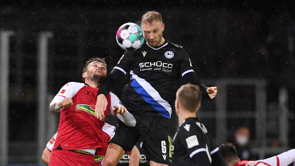 Stand bei Bielefeld nach dem 0:2 in Freiburg im Mittelpunkt der Kritik: Mike van der Hoorn (M.). 