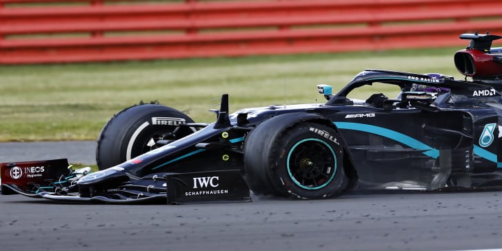 Fast auf der Felge: Lewis Hamilton fährt dem Zielstrich in Silverstone entgegen.