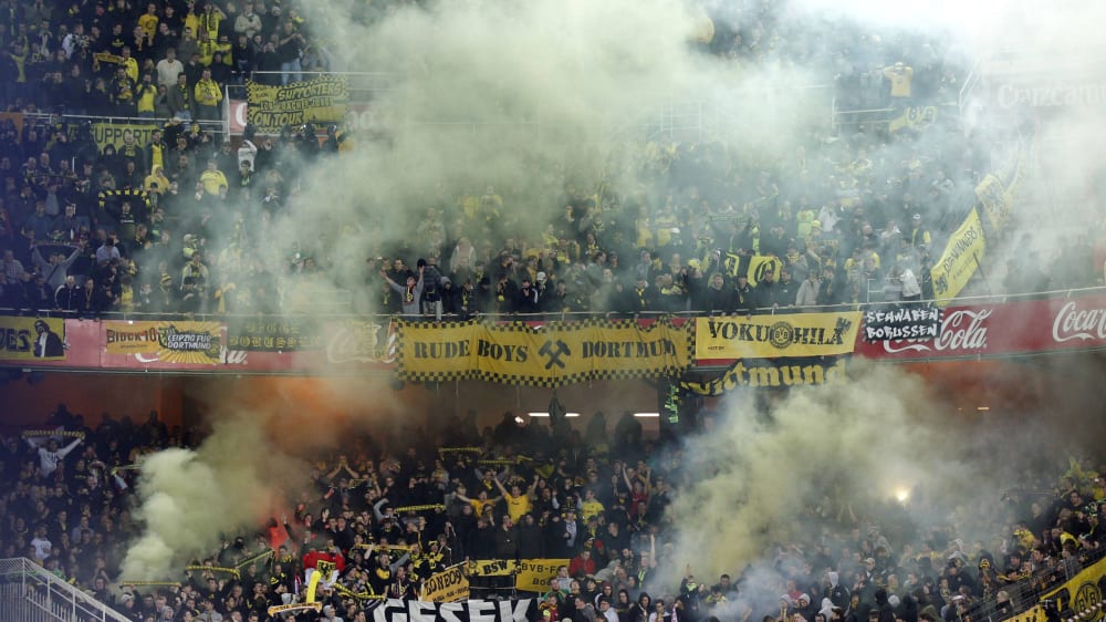 Ausw&#228;rtsspiel in Sevilla: Dortmunder Fans z&#252;nden im Dezember 2010 Rauchbomben.
