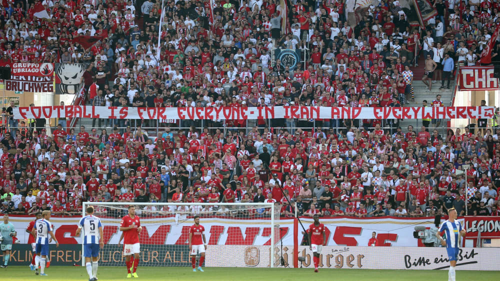 Selbst beim Bundesligaspiel zwischen Mainz und Hertha war f&#252;r die Frauenrechte im Iran ein Banner hochgezogen worden.