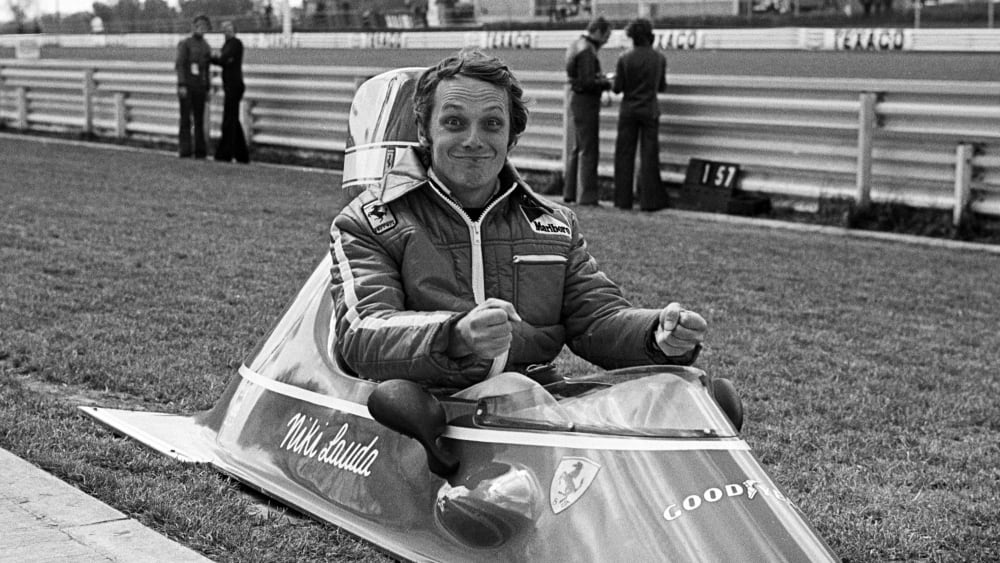 Spa&#223;vogel: Am Rande des Gro&#223;en Preises von Belgien 1974 auf dem Kurs von Nivelles albert Niki Lauda in der abgenommenen Cockpitabdeckung seines Ferrari 312B3 herum.