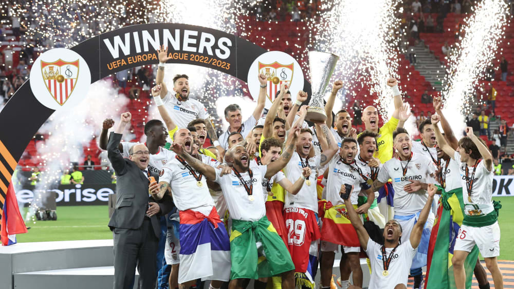 Ihre Nachfolger werden gesucht: Die Mannschaft des FC Sevilla nach dem Triumph in der Saison 2022/23.