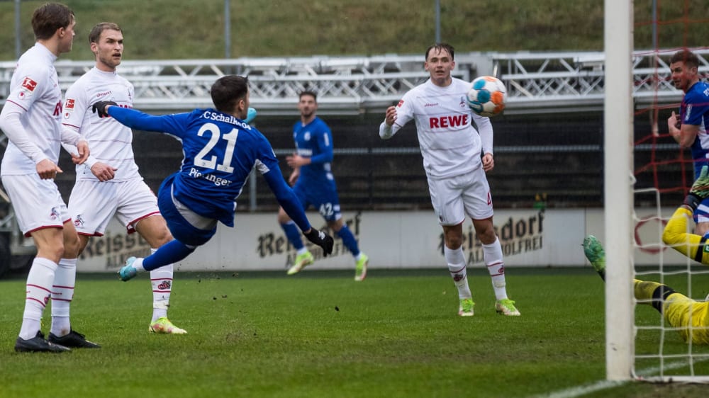 Spektakuläres Ende: Schalkes Marvin Pieringer trifft per Seitfallzieher zum 2:2-Endstand im Test gegen Köln.