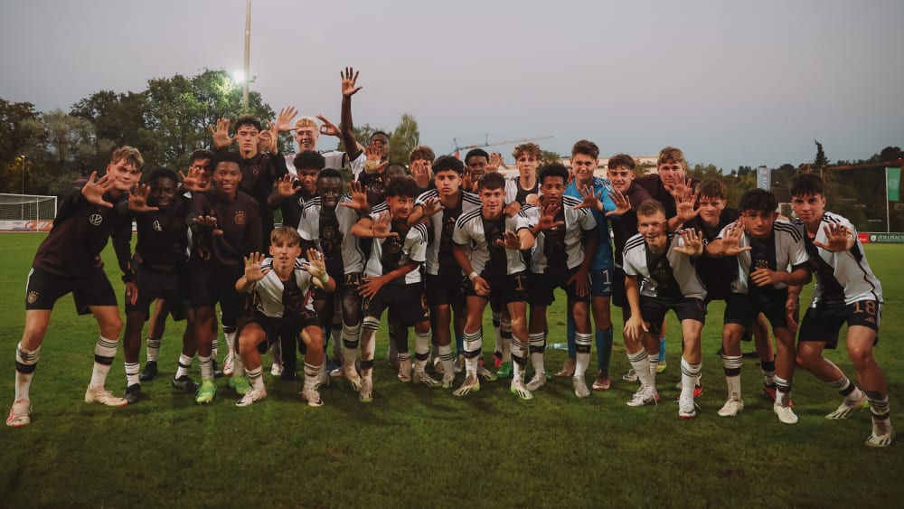 Die deutsche U 16 mit Jubelposen auf dem Siegerfoto nach dem 5:0 im Testspiel gegen Österreich.&nbsp;