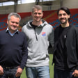Unterhaching-Präsident Manfred Schwabl (li.) und der spielende Sportdirektor Markus Schwabl (re.) mit dem neuen U-17-Trainer Lars Bender.