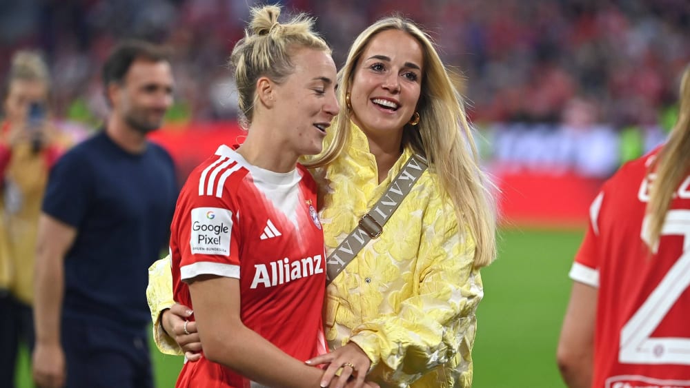 In Kürze trägt Giulia Gwinn (re., mit Carolin Simon) wieder selbst das Bayern-Trikot.