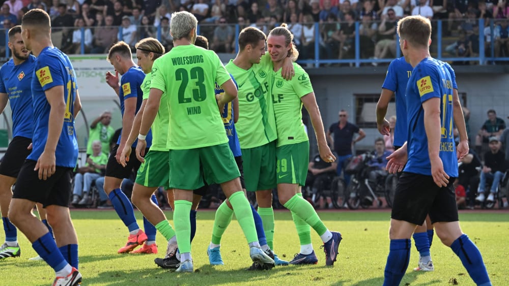 Mehrere Wolfsburger um Patrick Wimmer