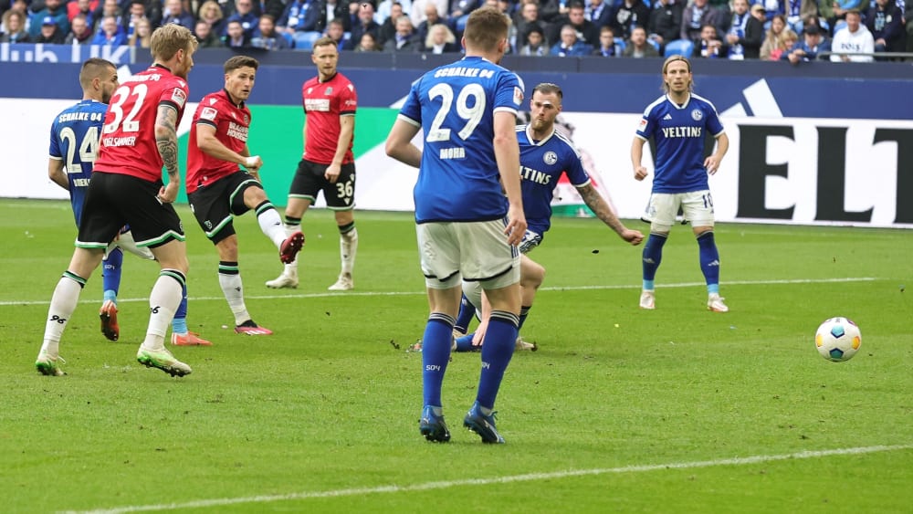 Ausgleich auf Schalke: Enzo Leopold trifft zum 1:1.