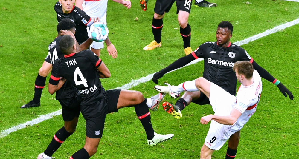 Pikante Szene: Leverkusens Fosu-Mensah bekommt gegen Stuttgart den Ball an die Hand.