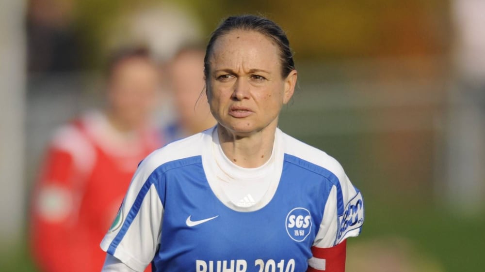 Melanie Hoffmann (li. SGS Essen) gewinnt den Zweikampf gegen Gina Lewandowski (FC Bayern).