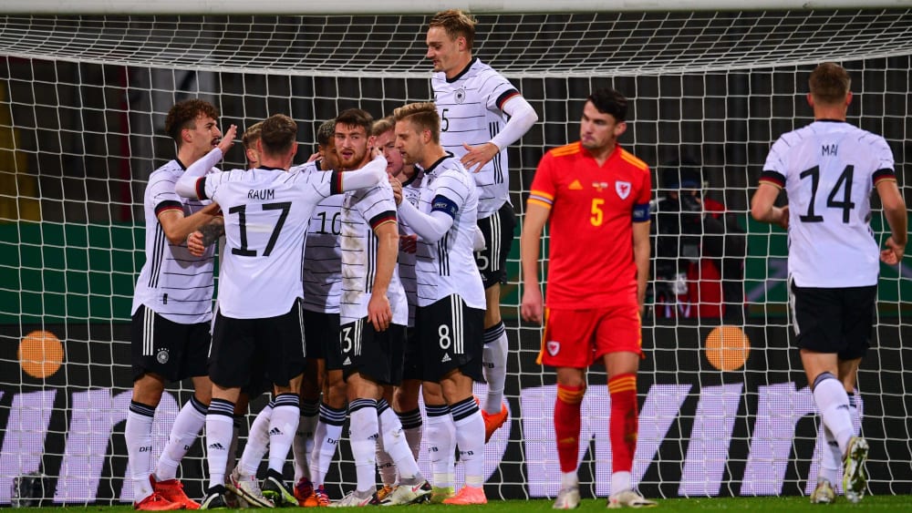 Die deutsche Mannschaft feiert die Qualifikation f&#252;r die Europameisterschaft 2021.