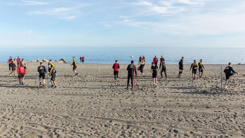 Training am Strand: Viele Zweitligisten zieht es im Winter 2020 nach Spanien.