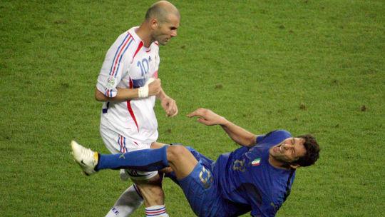 Kopfstoß, Rot und Ende: Mit dem Vergehen an seinem italienischen Gegenspieler Marco Materazzi hat Legende Zinedine Zidane seine glorreiche Karriere unrühmlich beendet.