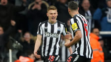 Harvey Barnes (li.) feiert seinen Treffer mit Mitspieler Fabian Schär (re.).