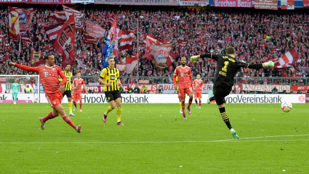Das Missgeschock des Topspiels: Dortmunds Gregor Kobel haut am Ball vorbei.