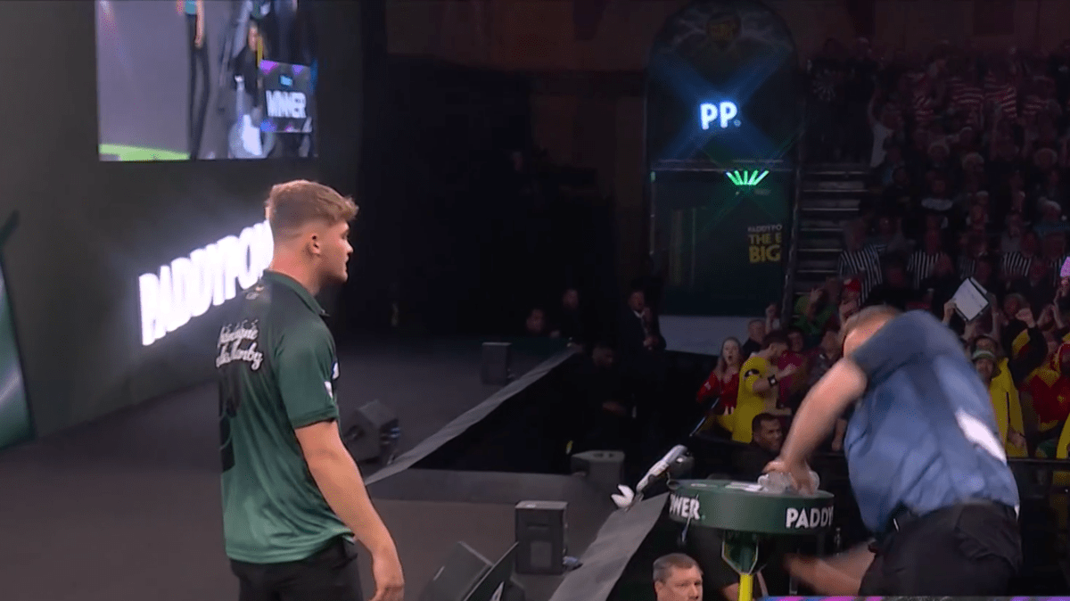 emotionen-nicht-im-griff-menzies-schl-gt-tisch-kaputt-wright-siegt-im-grinch-look