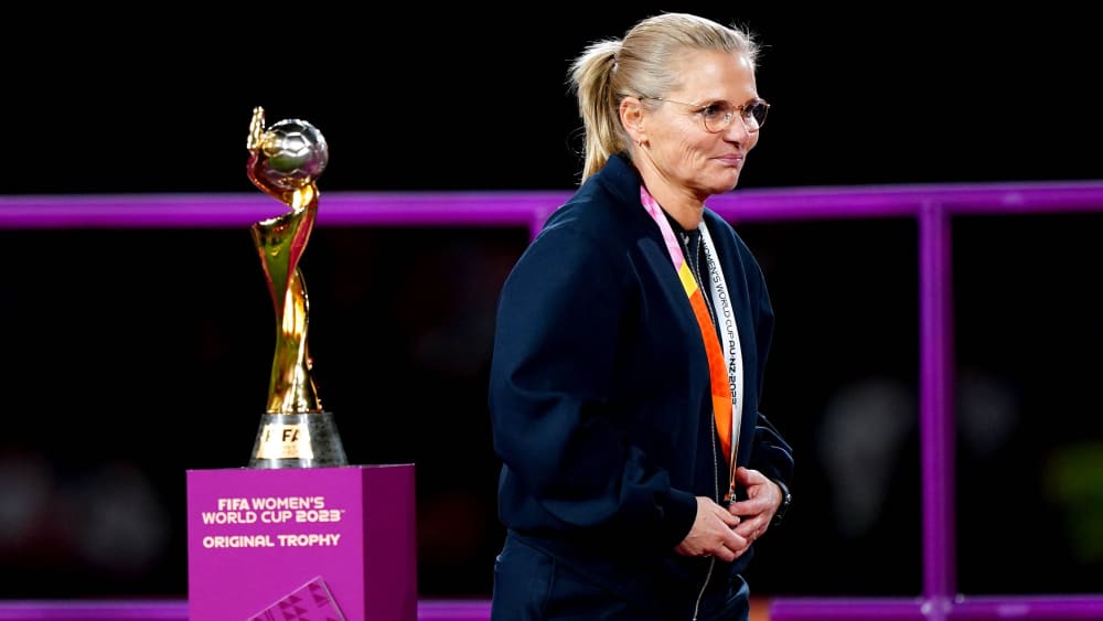 An der WM-Trophäe musste sie vorbeigehen: Sarina Wiegman hat dennoch ein fantastisches Standing im Frauenfußball.