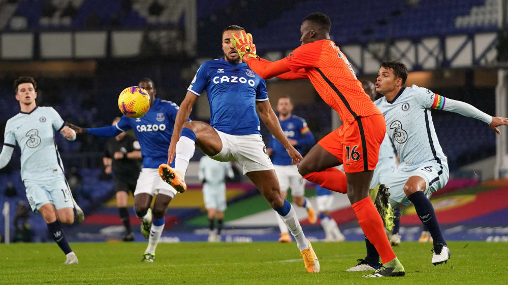 Ausflug mit Folgen: Edouard Mendy streckt Dominic Calvert-Lewin zu Boden.