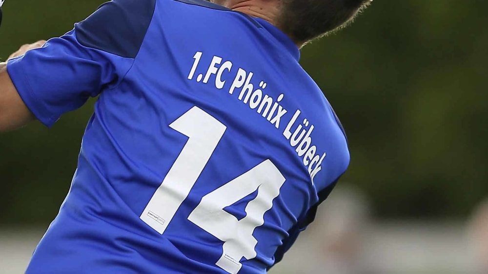 Der Blick geht nach oben: Der 1. FC Ph&#246;nix L&#252;beck (in Blau) beantragt eine Regionalliga-Lizenz.