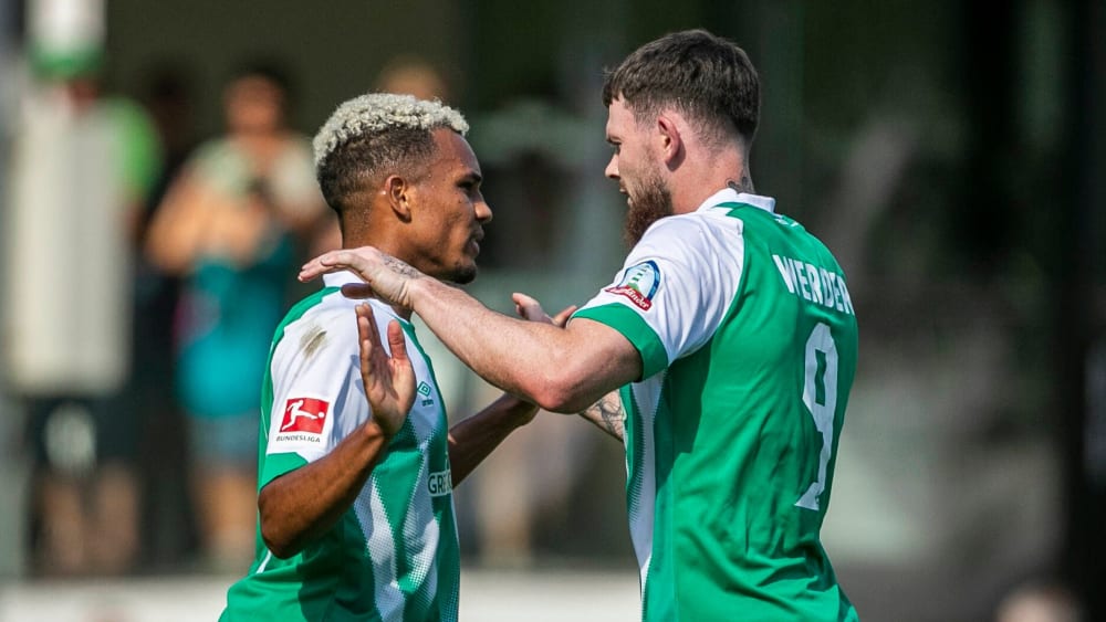 Agu beglückwünscht Burke (r.) für seinen Treffer zum 2:1. Der Neuzugang erzielte beide Werder-Tore.