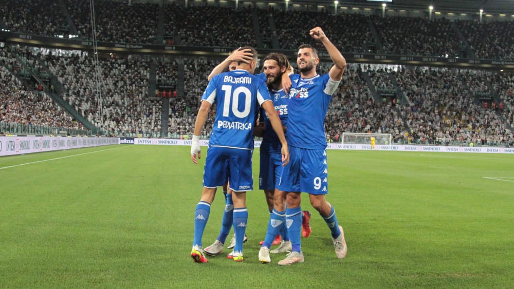 Coup gelungen: Die Spieler des FC Empoli feiern das Siegtor.