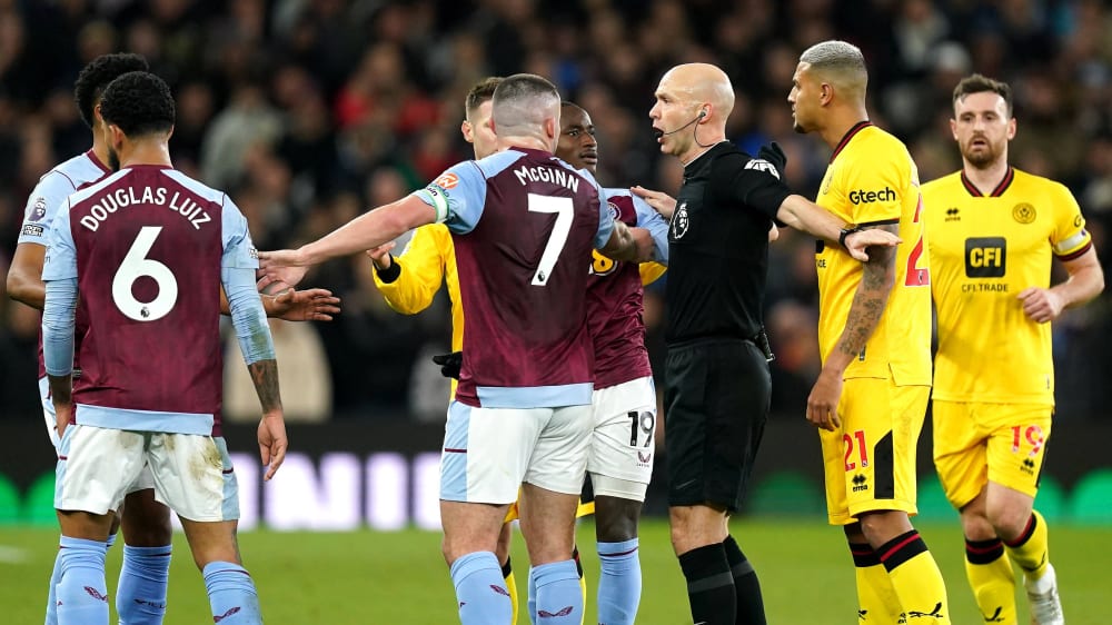 Viel Diskussionsbedarf: Schiedsrichter Anthony Taylor stand bei Aston Villas Partie gegen Sheffield United gleich mehrfach im Fokus.