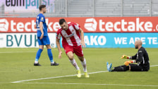 Luca Pfeiffer dreht nach dem Treffer zum 2:0 der Würzburger Kickers gegen Hansa Rostock jubelnd ab.