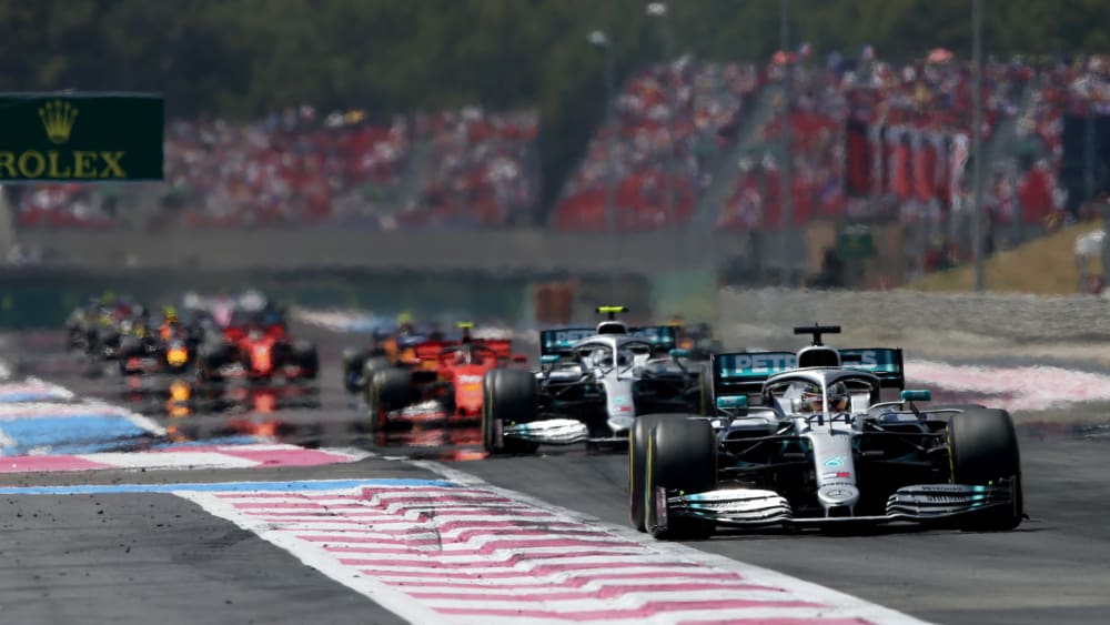 Auch in Frankreich wird es 2020 kein F1-Rennen geben - hier f&#252;hrt Lewis Hamilton das Feld in Le Castellet im Vorjahr an.
