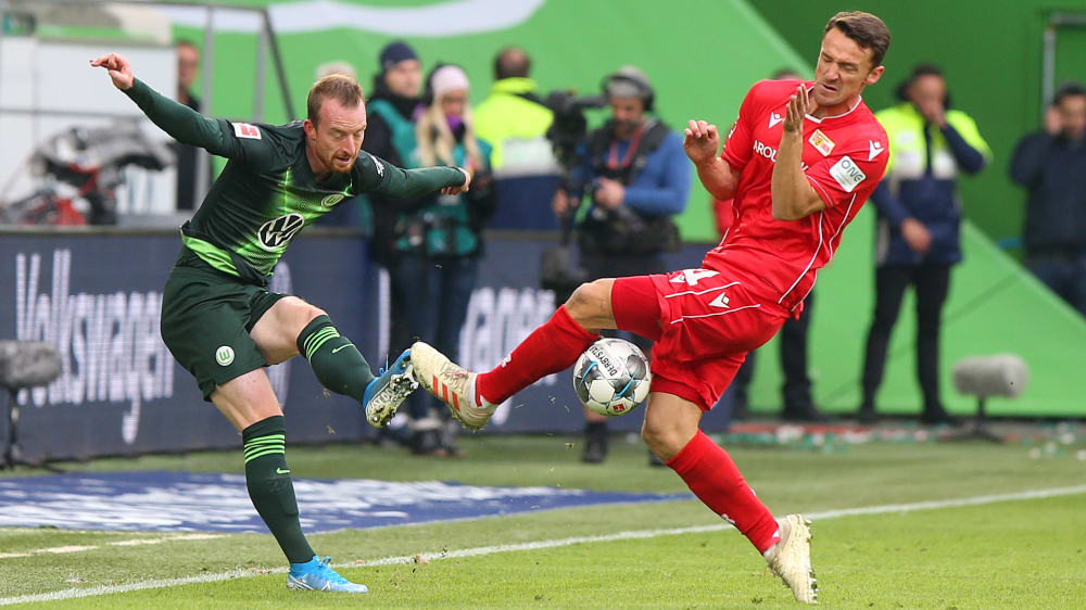 Tanz um den Ball: Wolfsburgs Maximilian Arnold im Duell mit Christian Gentner (r.).